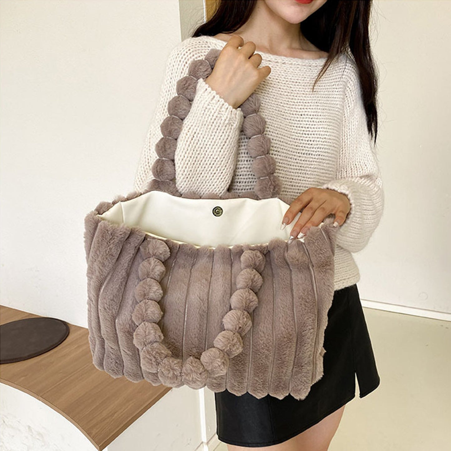 Sac de Transport Luxe en Peluche CloudPuff, Confort et Élégance pour Vos Accessoires