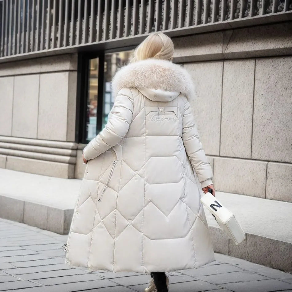 Manteau d'hiver élégant avec capuche en fourrure de la marque Saphira