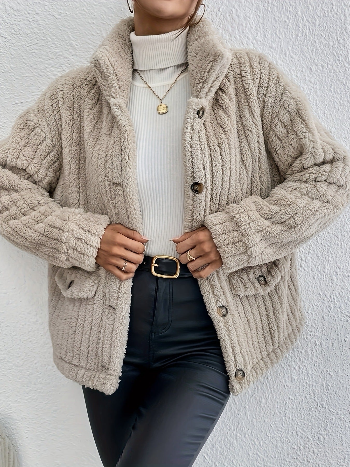 Manteau en cuir véritable pour femme, design élégant et sophistiqué
