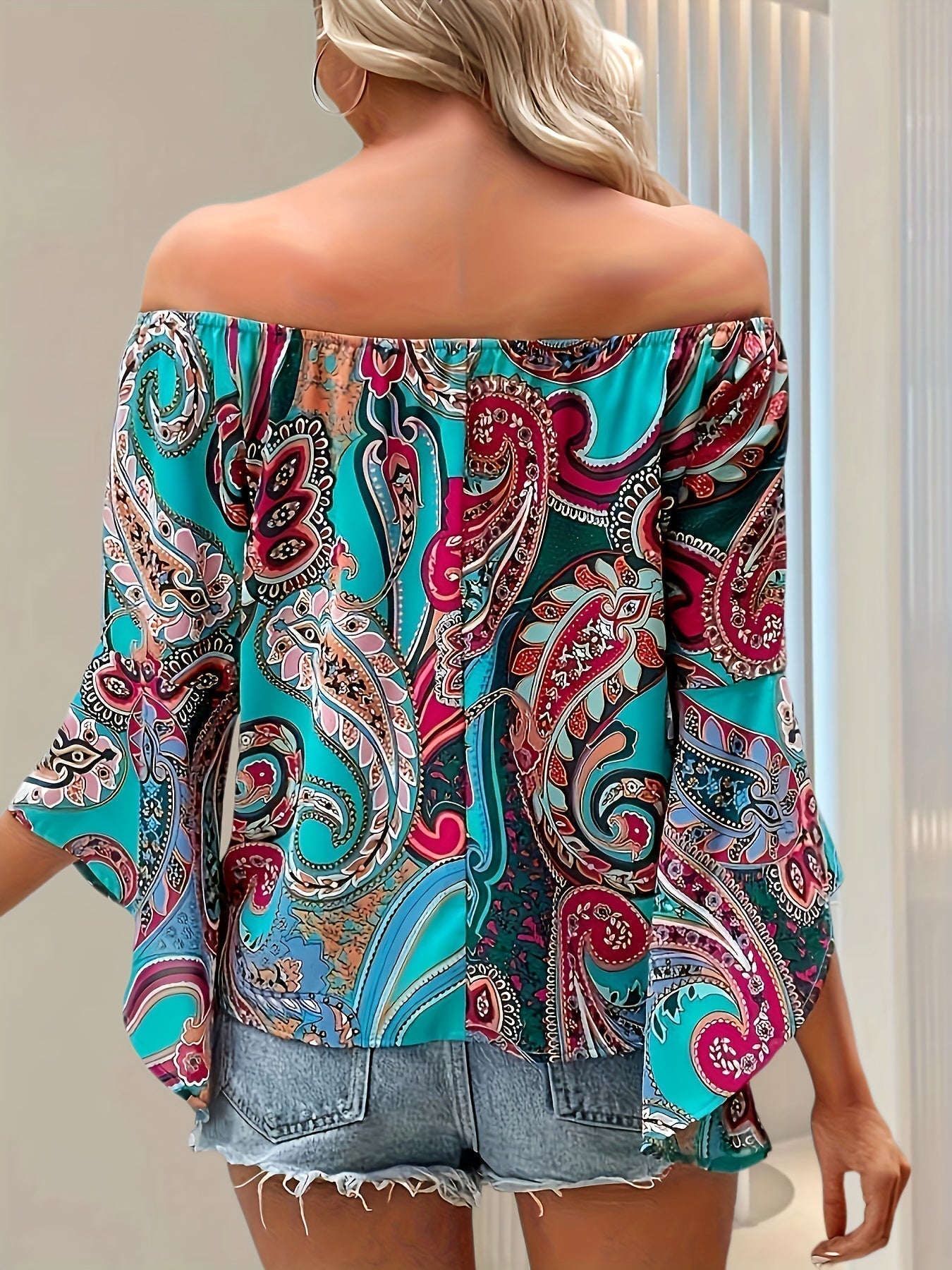 Pull à épaules dénudées avec motif floral élégant de La Lumière