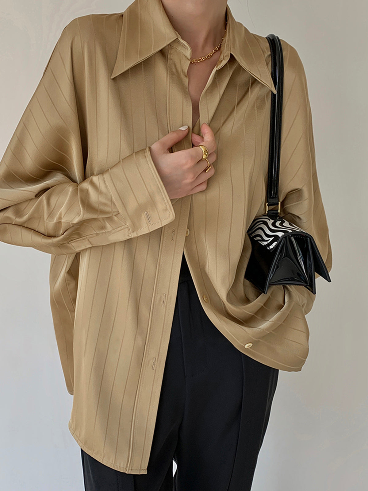 Eloise - Chemise élégante à col haut et boutons, coupe oversize