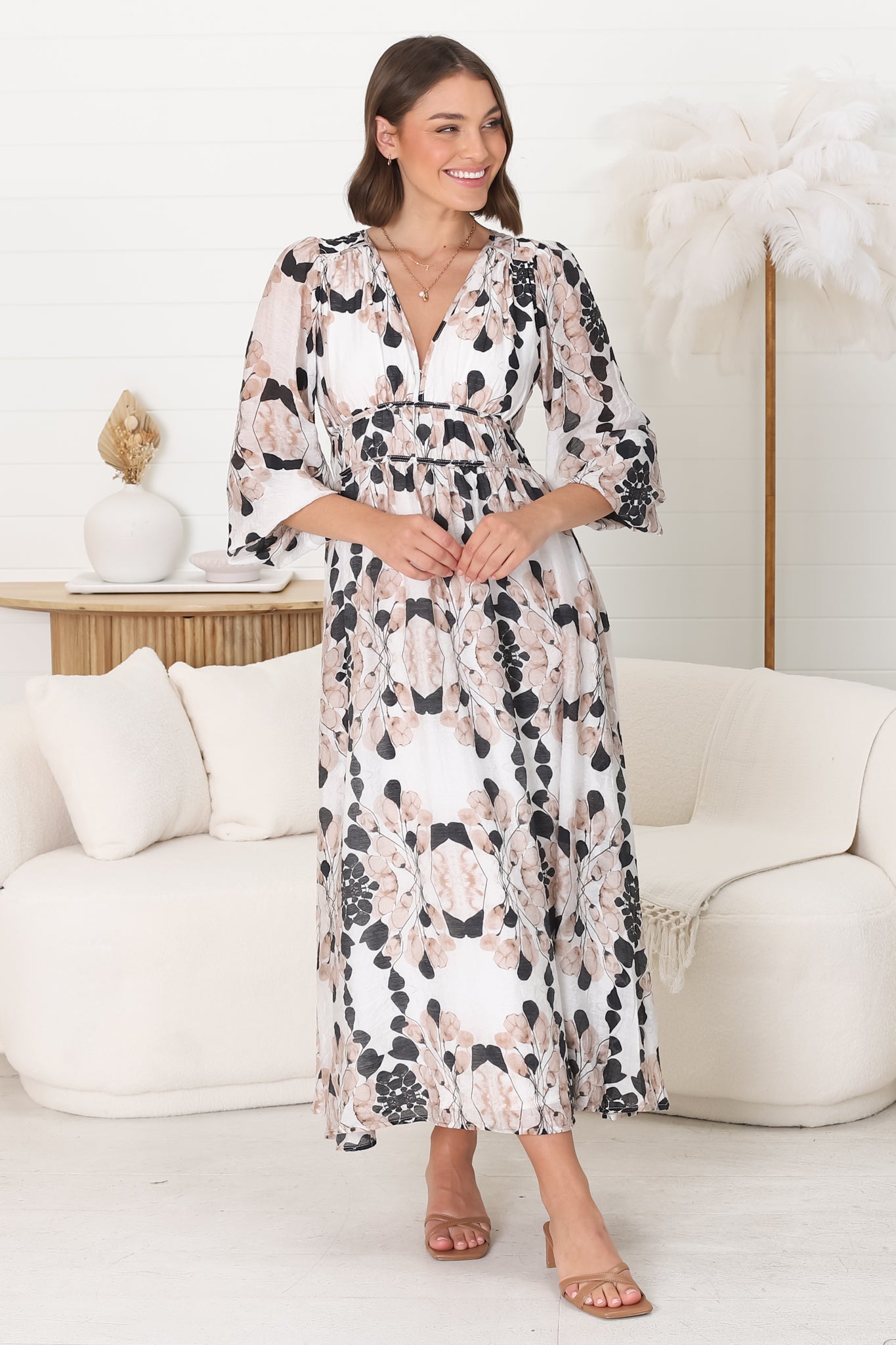 Robe Élégance Midi - Robe en A avec décolleté en V et taille plissée