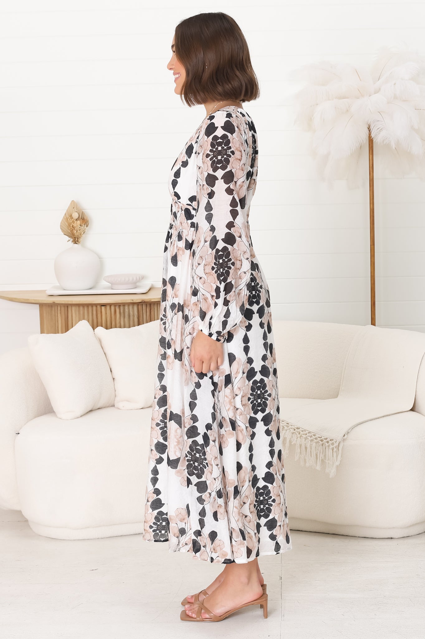 Robe Élégance Midi - Robe en A avec décolleté en V et taille plissée