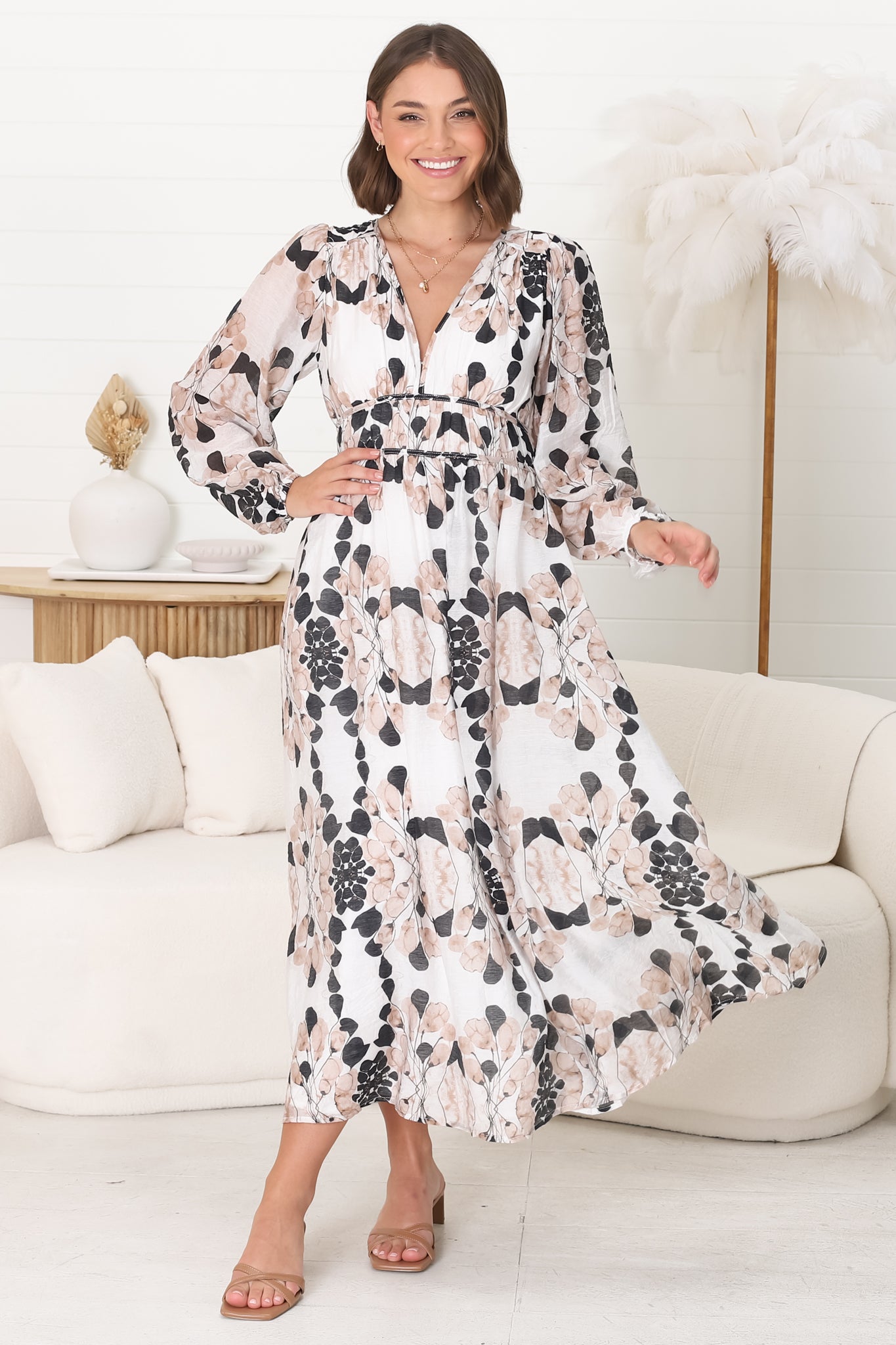 Robe Élégance Midi - Robe en A avec décolleté en V et taille plissée