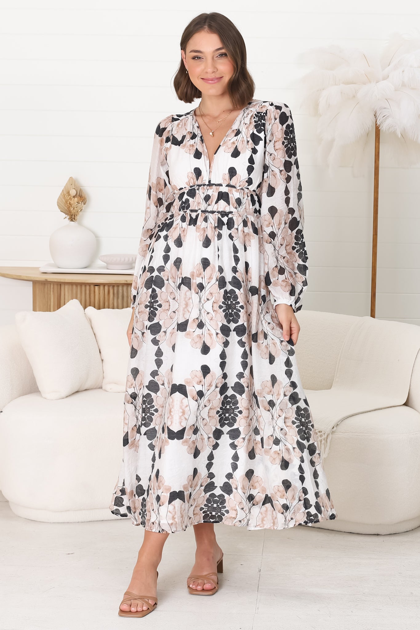 Robe Élégance Midi - Robe en A avec décolleté en V et taille plissée