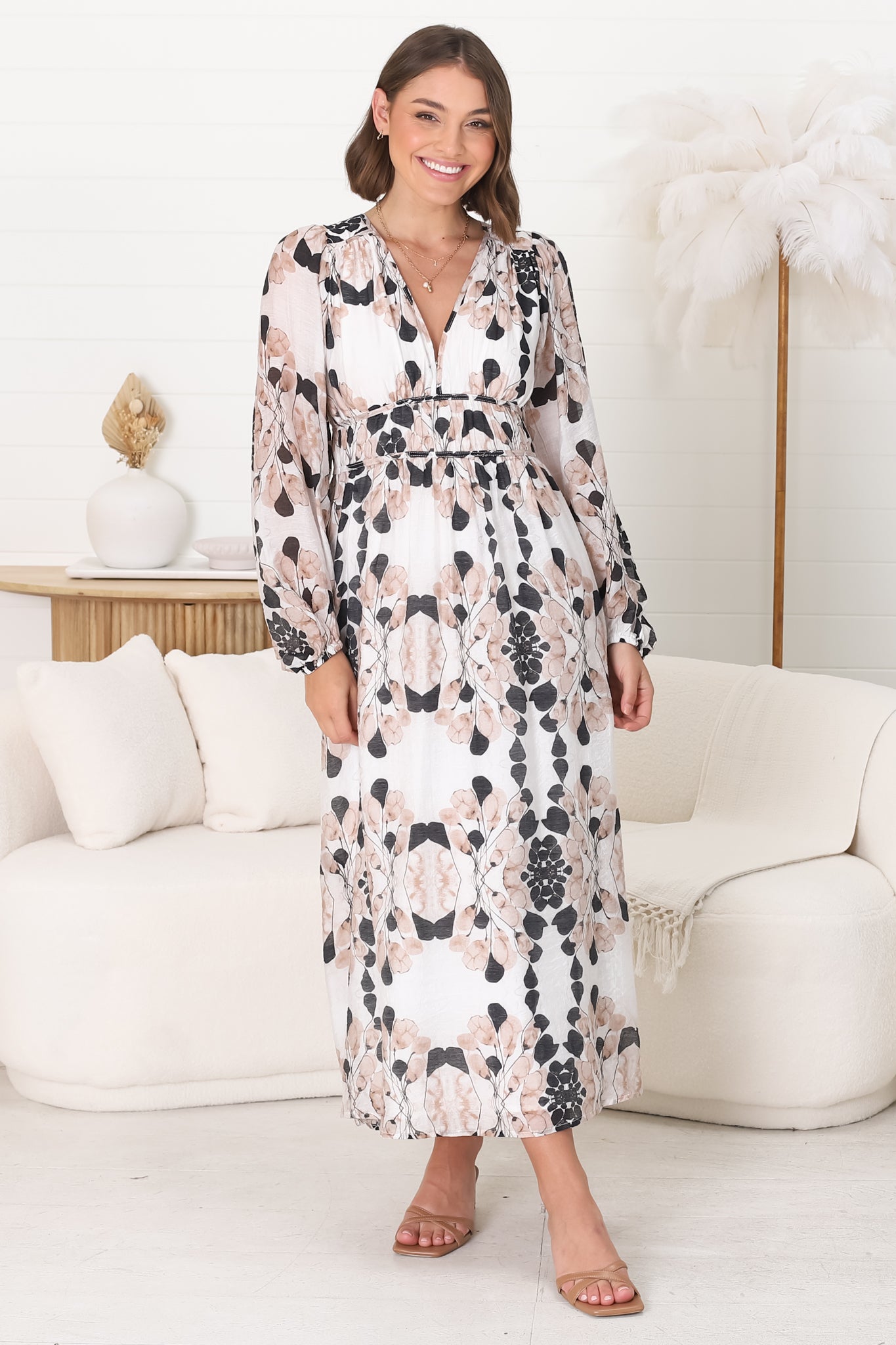 Robe Élégance Midi - Robe en A avec décolleté en V et taille plissée