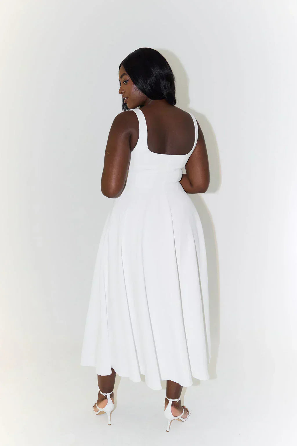 Luxe Élégance - Robe Midi à Encolure Carrée en Satin Raffiné