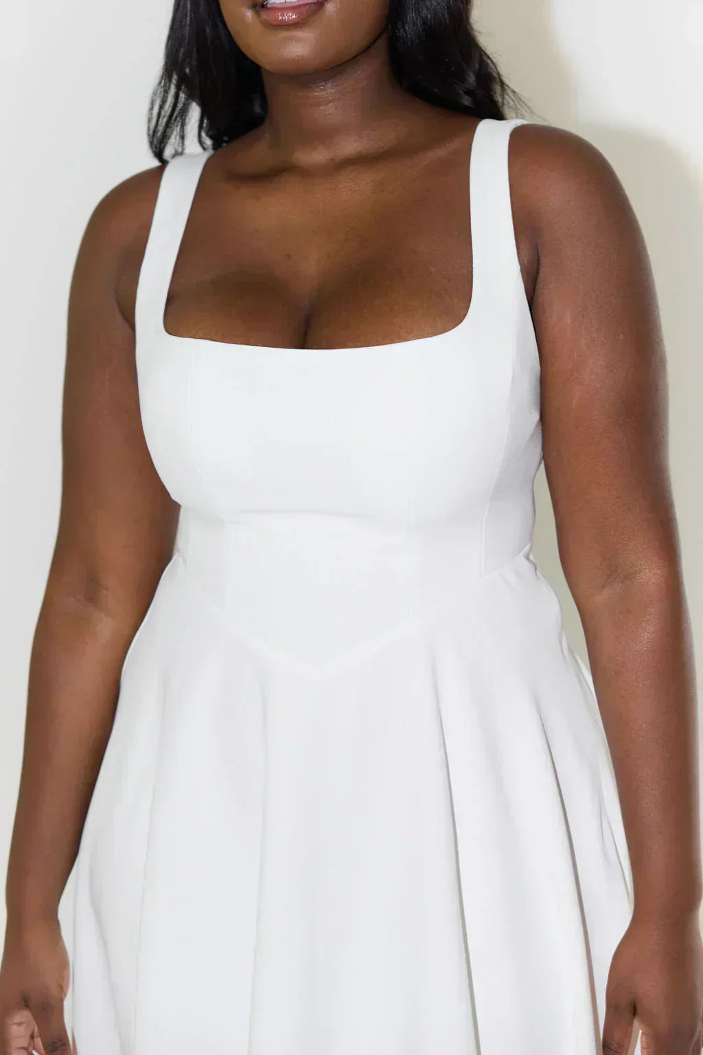 Luxe Élégance - Robe Midi à Encolure Carrée en Satin Raffiné