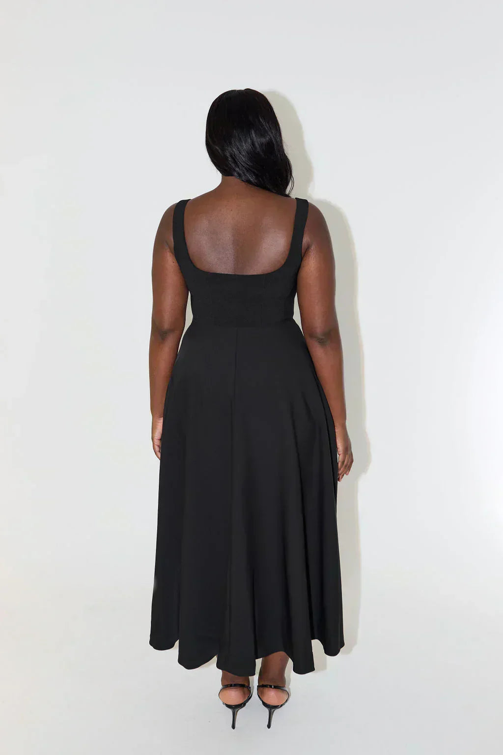 Luxe Élégance - Robe Midi à Encolure Carrée en Satin Raffiné