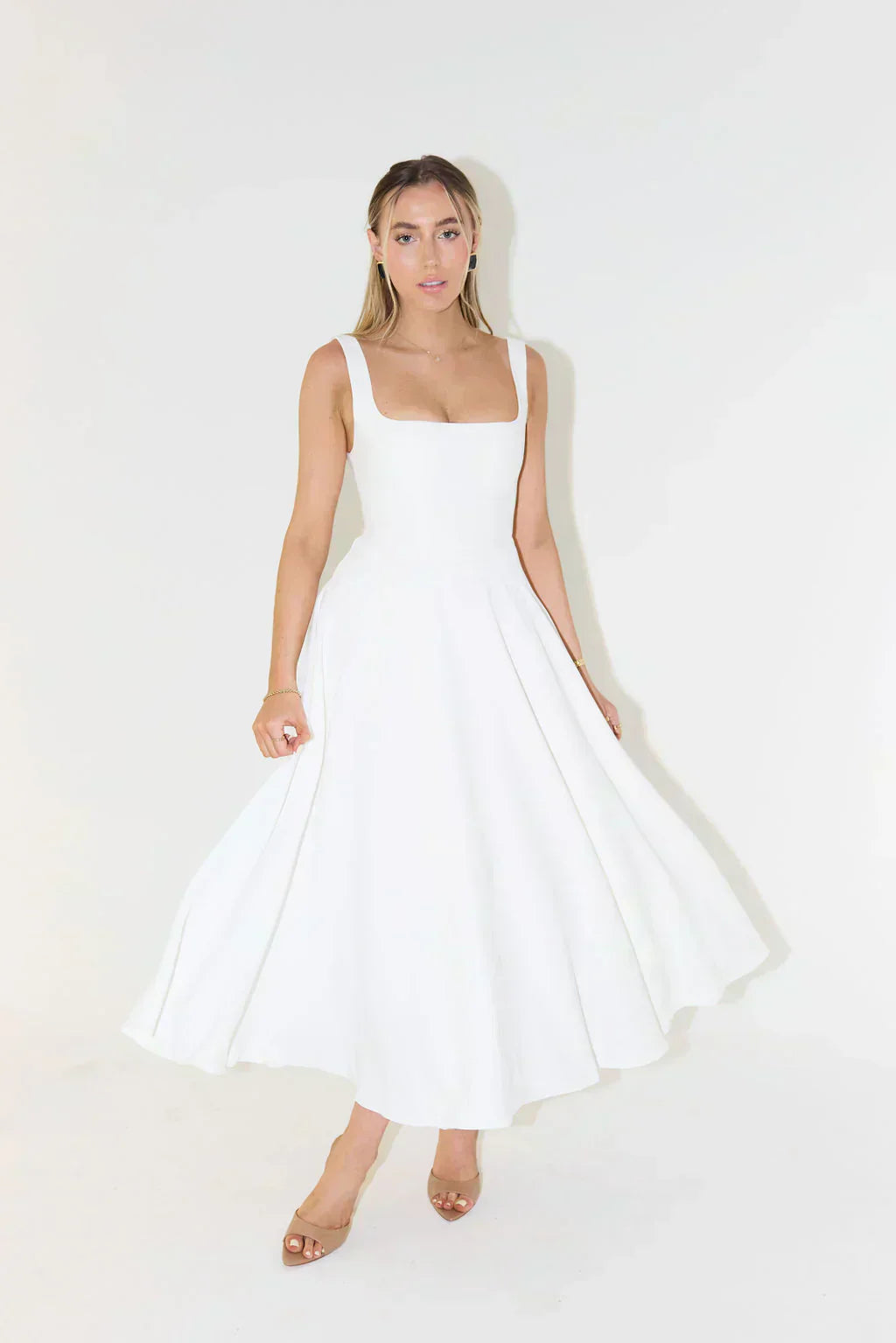 Luxe Élégance - Robe Midi à Encolure Carrée en Satin Raffiné