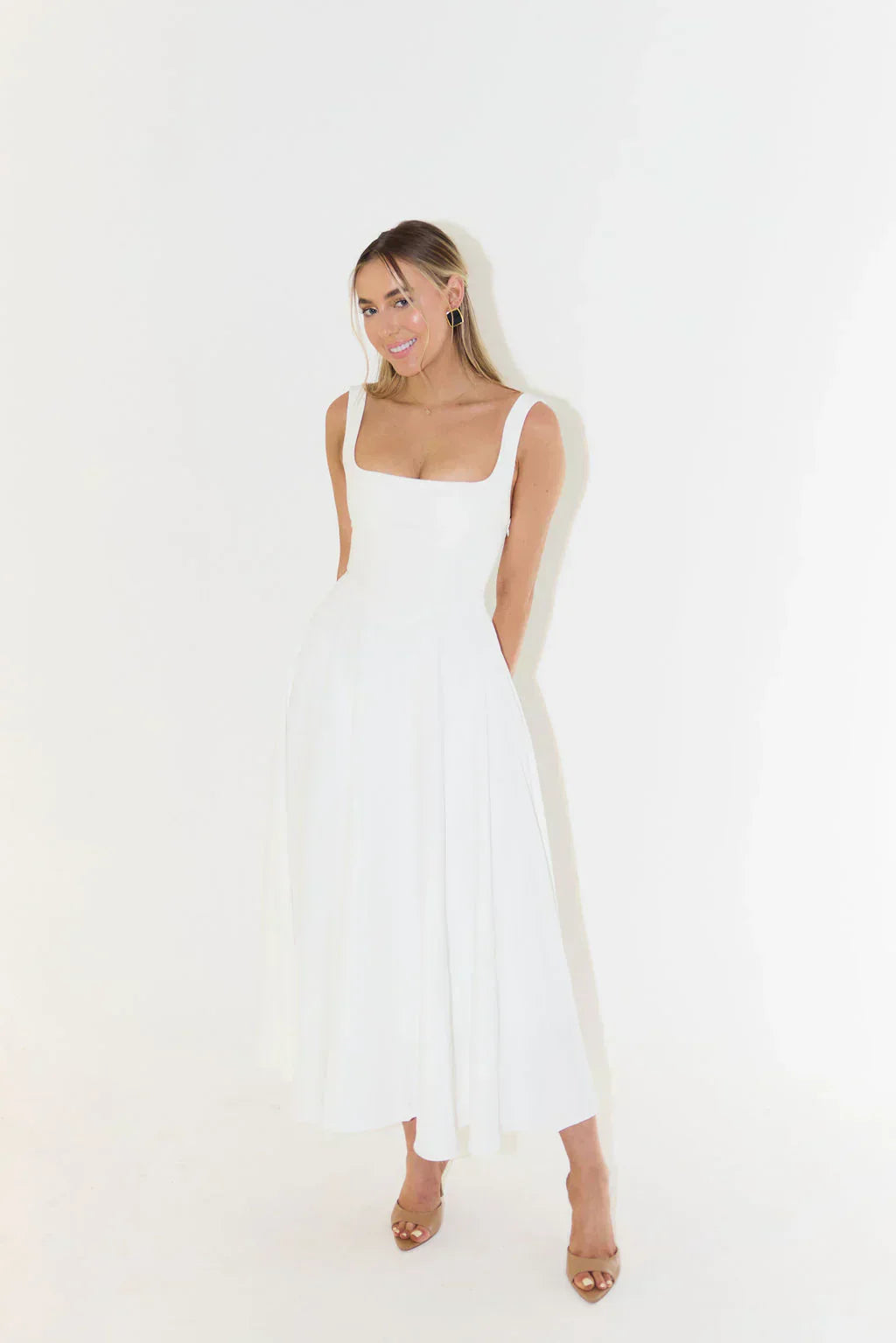 Luxe Élégance - Robe Midi à Encolure Carrée en Satin Raffiné