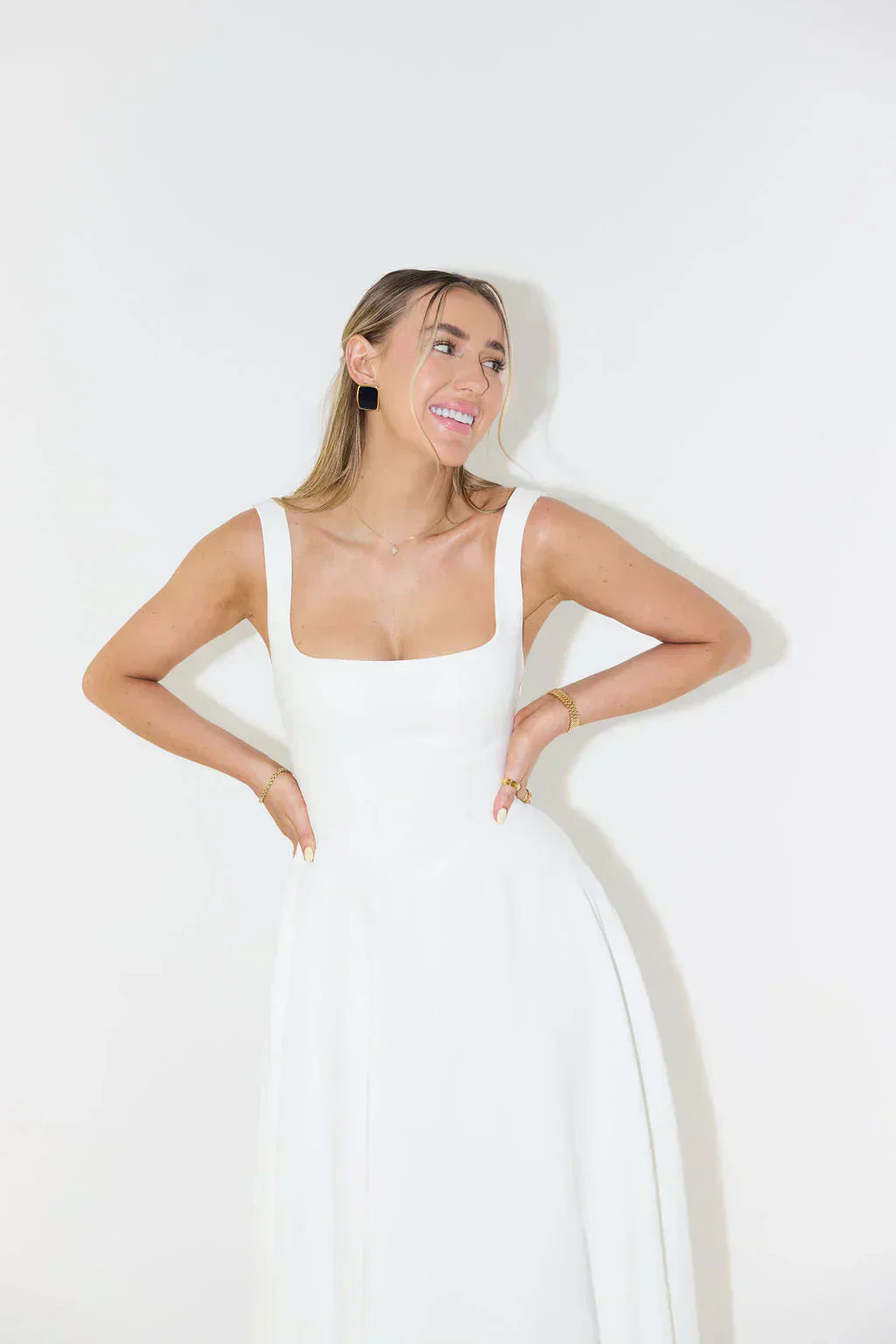 Luxe Élégance - Robe Midi à Encolure Carrée en Satin Raffiné