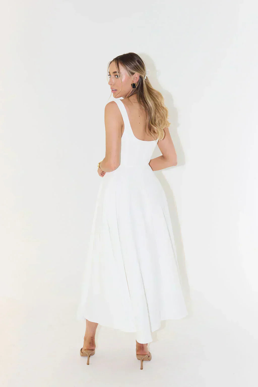 Luxe Élégance - Robe Midi à Encolure Carrée en Satin Raffiné