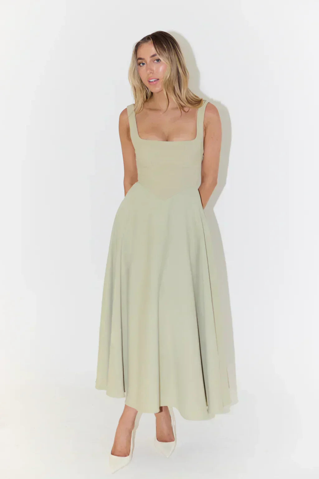 Luxe Élégance - Robe Midi à Encolure Carrée en Satin Raffiné