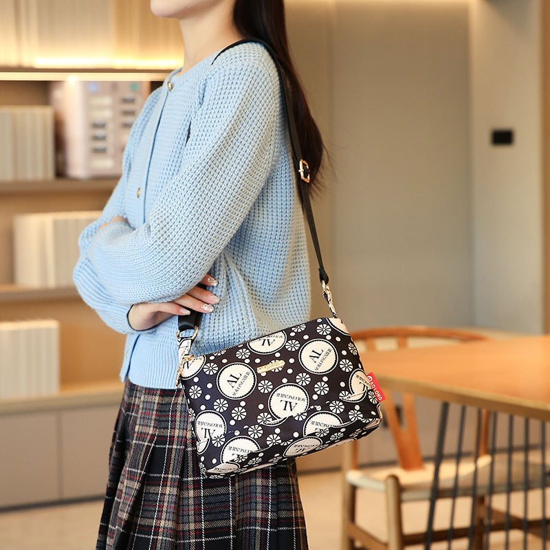 Sac à bandoulière chic en cuir avec multiples poches pour femme, design élégant et pratique