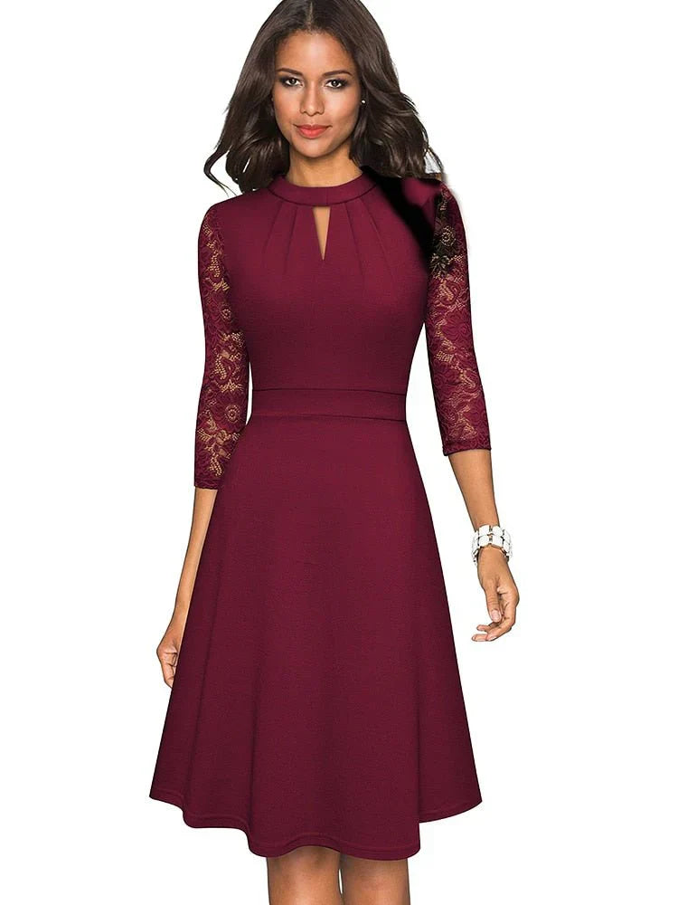 Luxe Éternel - Robe en dentelle avec détails découpés
