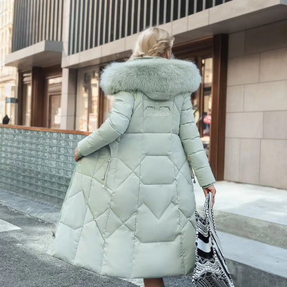 Manteau d'hiver élégant avec capuche en fourrure de la marque Saphira
