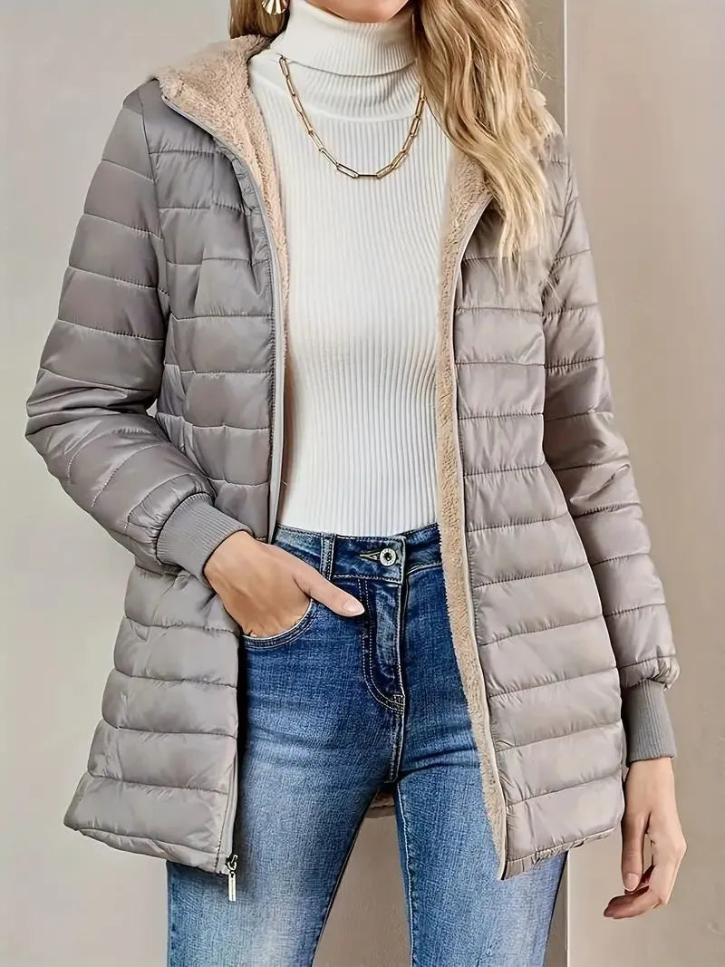 Veste Élégante Oversize à Capuche en Matelassé Doublé Par Léo