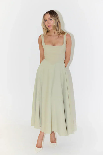 Luxe Élégance - Robe Midi à Encolure Carrée en Satin Raffiné