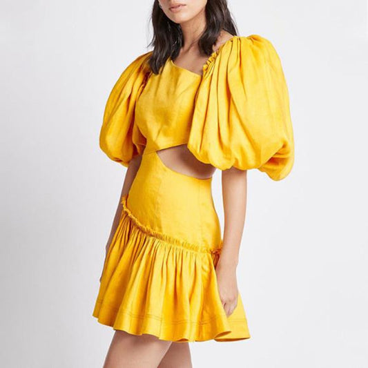 Ravissante Robe Élégante à Col Asymétrique et Manches Bouffantes